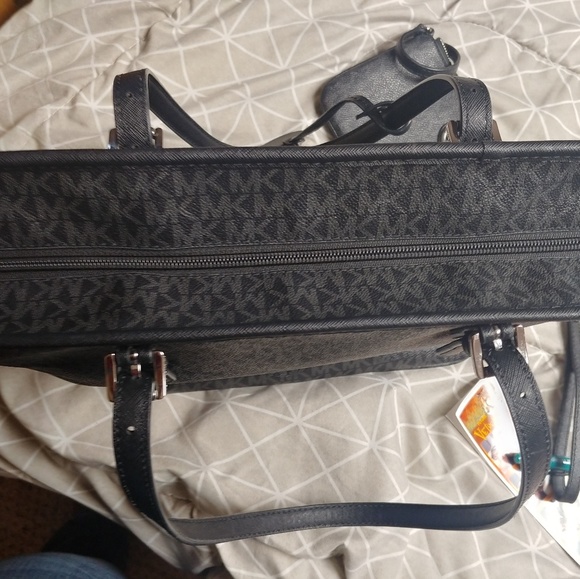 Michael Kors Jet Set Tote with wallet and wristlet - Picture 3 of 7